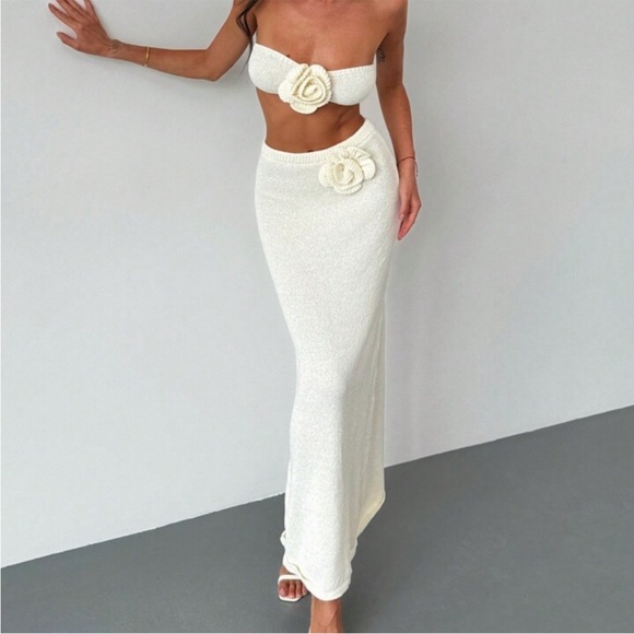 Dresses & Skirts - Elegant Cream Skirt set with Floral Detail crochet one size